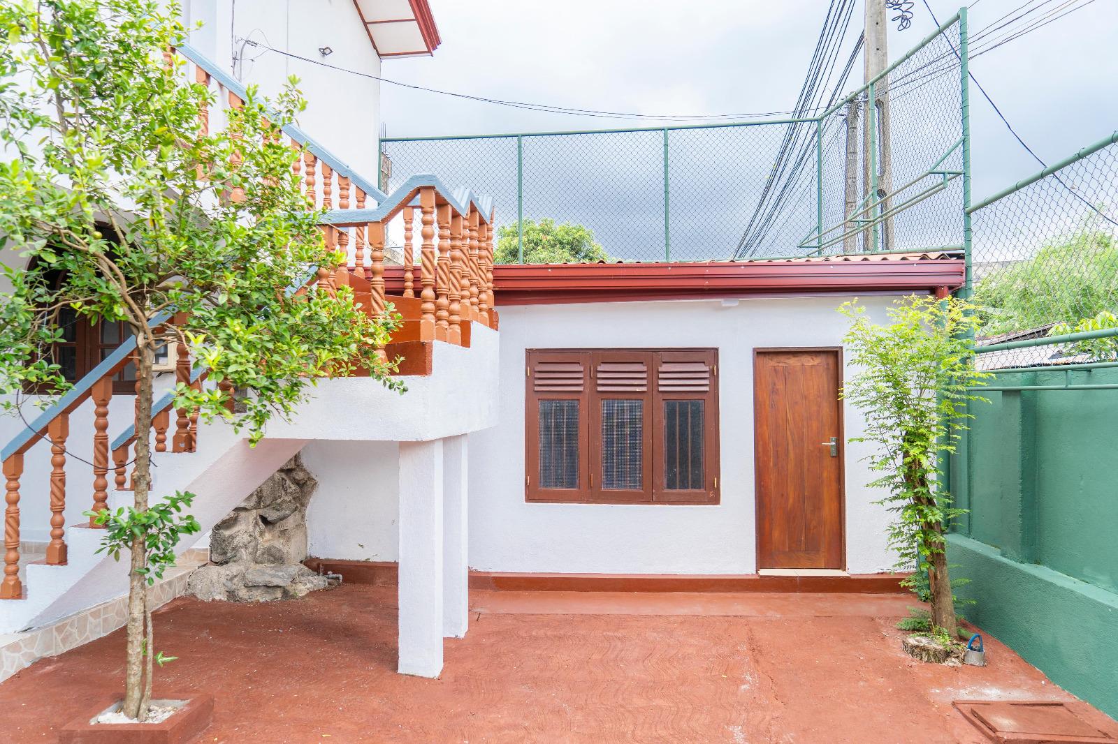 7 Bedroom 2 Storey House for Sale in Navinna Maharagama