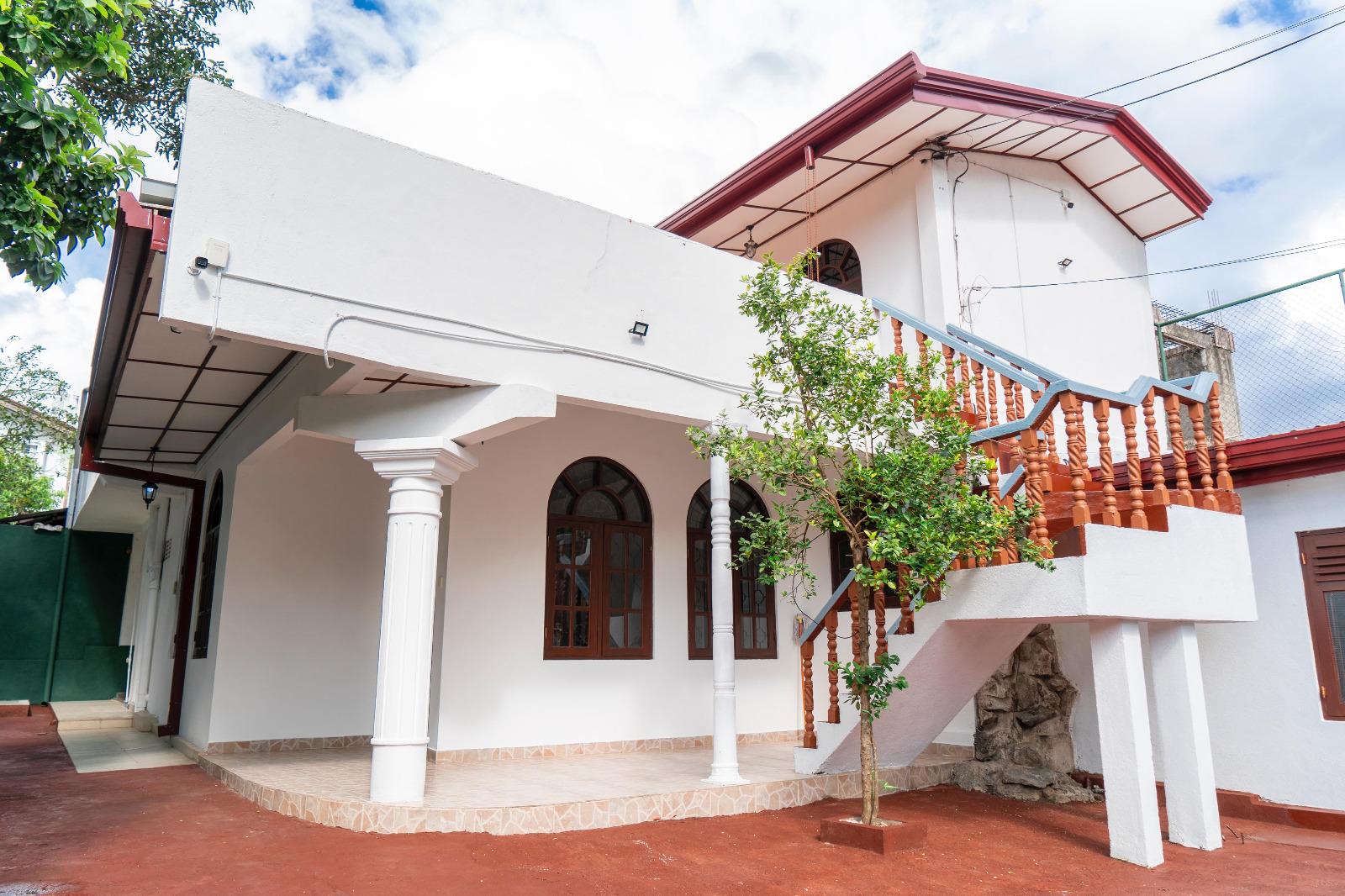 7 Bedroom 2 Storey House for Sale in Navinna Maharagama