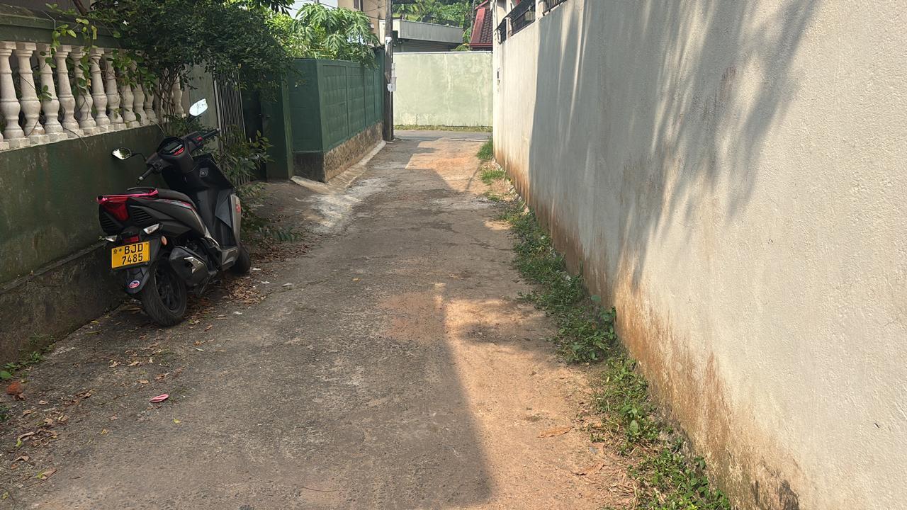Prime 12 Perch Land for Sale in a Prime Residential Area in Ethul Kotte, Alakeshwara Road – Ideal for Your Dream Home or Investment.